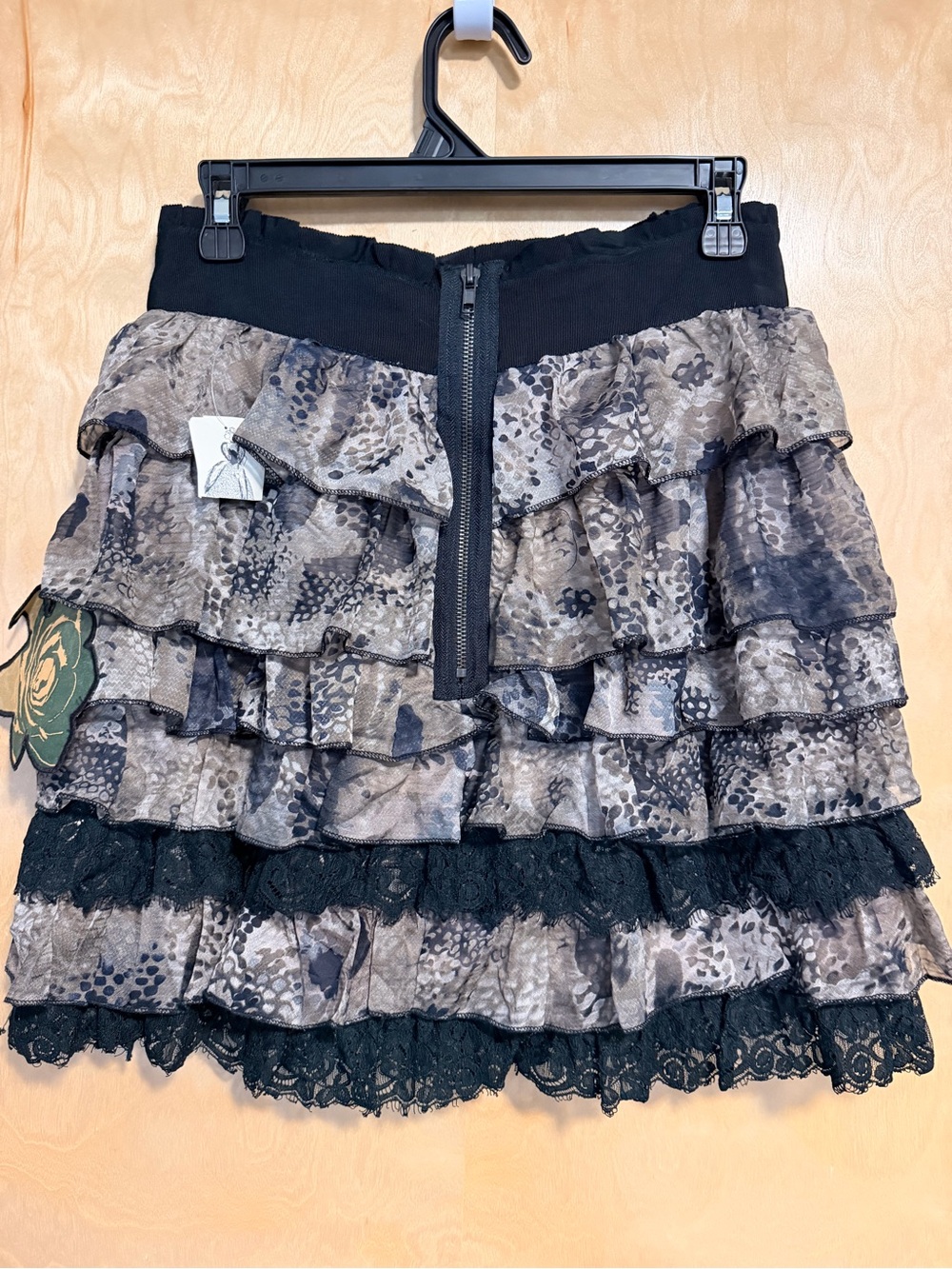 GORGEOUS 😱 Tiered Ruffle Lace Mini Skirt - Black and Taupe - NWT